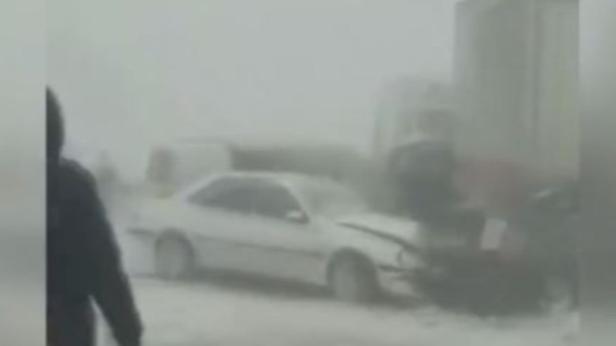 Azerbaycan'da 30 araç, buzlanma nedeniyle zincirleme kazaya karıştı