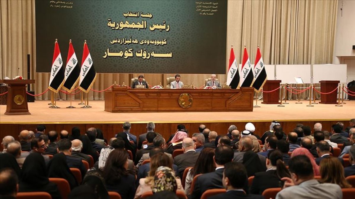 Irak'ta, meclisin feshedilmesi için milletvekillerinden imza toplandı