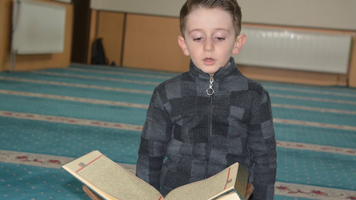 Hakkari'de 4 yaşında Kur’an-ı Kerim’i hatmetti
