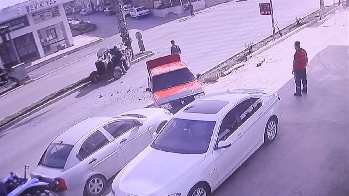 Antalya'da çalışır halde bırakılan traktör iki araca çarptı