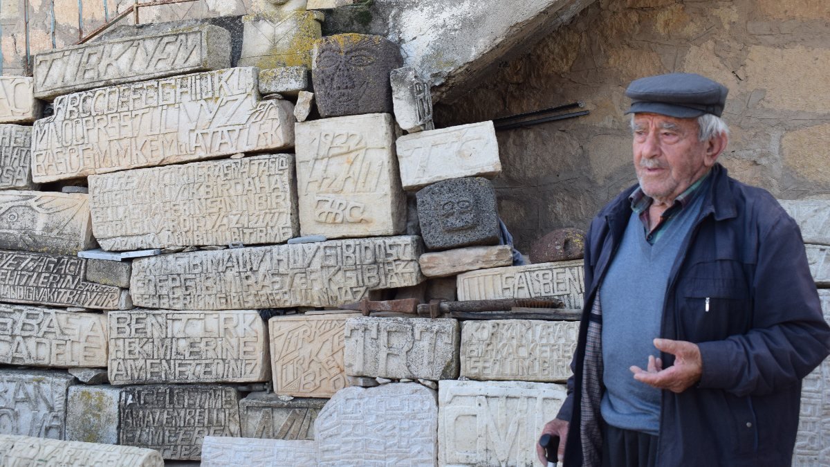 Malatya'da Hüseyin Dede, 80 yıldır şiirleri taşlara kazıyor