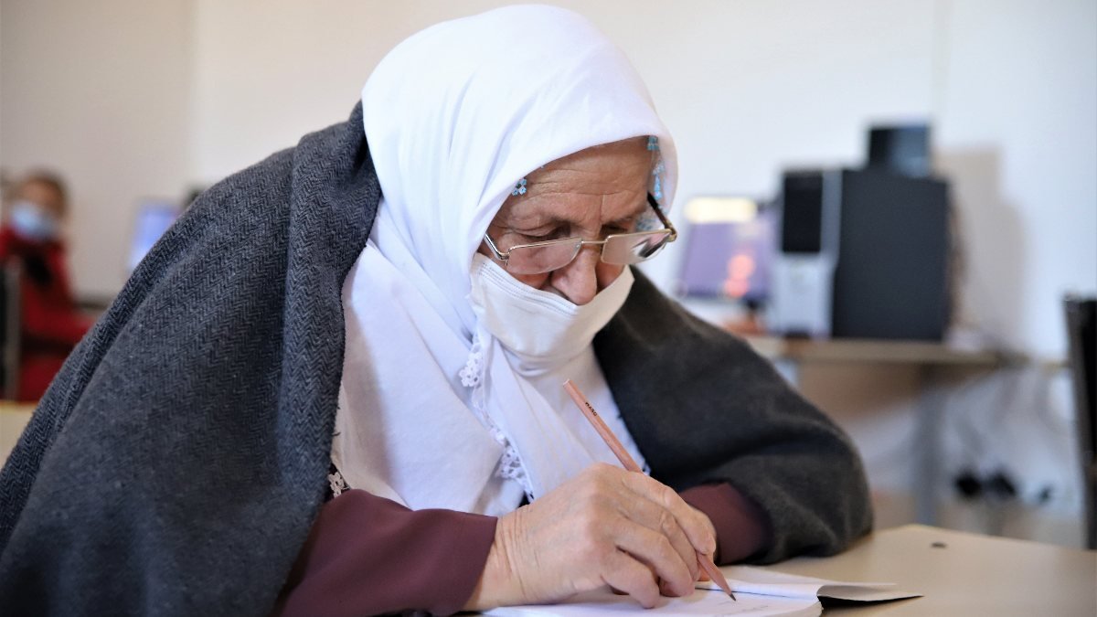 Elazığ'da Kur’an-ı Kerim okumak için 70 yaşında okuma yazma öğrendi