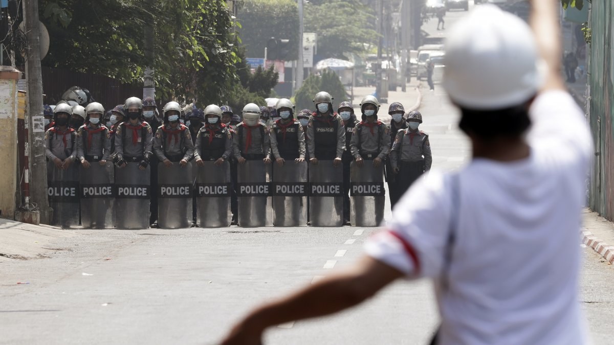 Myanmar'da ordu, sivil halka ateş açtı