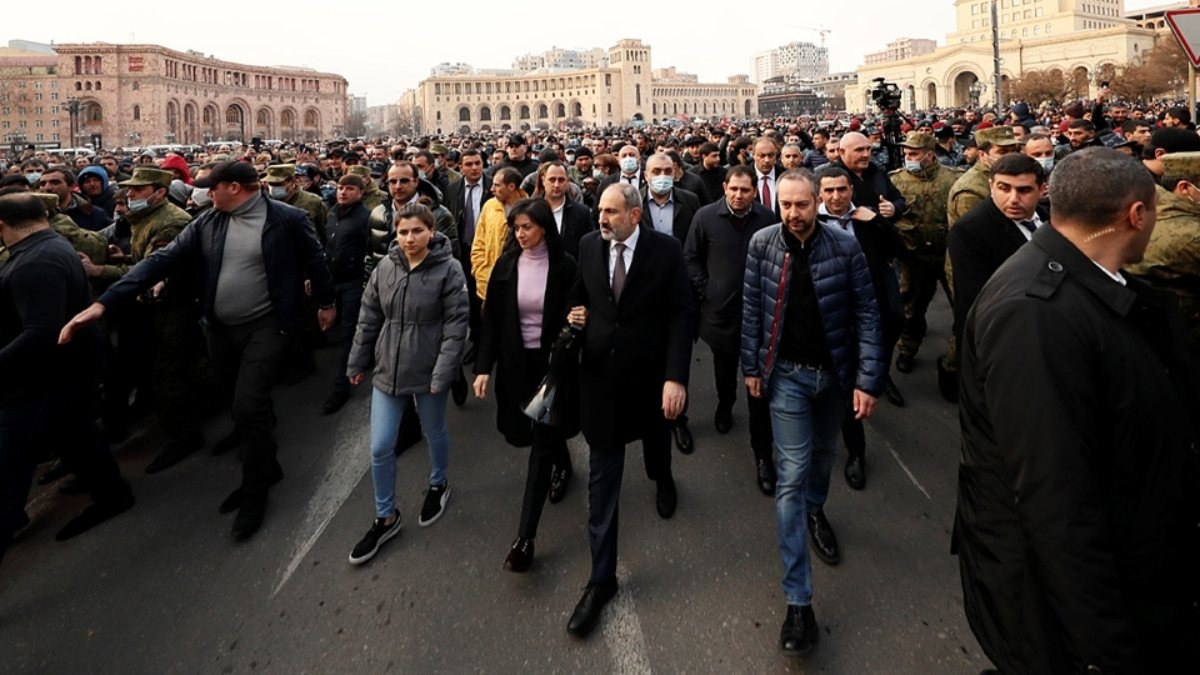 Ermenistan'da ordunun istifa çağrısı sonrası orta yol arayışları