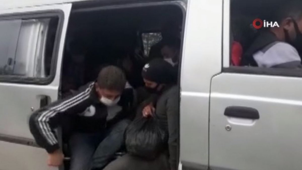 Adana'da 9 kişilik araçtan 18 kişi çıktı