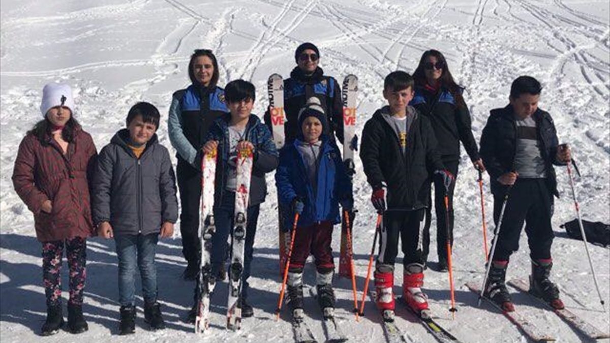 Hakkari'de polis çocukları kayak merkezinde eğlendirdi