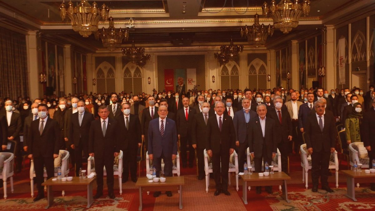 Siyasetçiler Erbakan'ı anma programında bir araya geldi