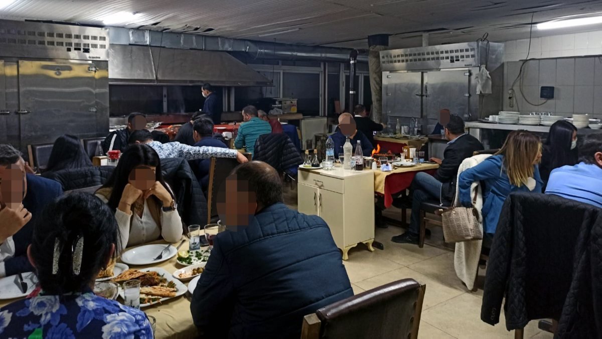 Adana’da açık restoran operasyonu: 236 bin 400 lira ceza