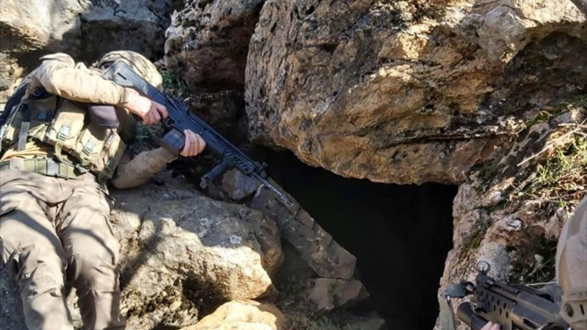 Bitlis'te PKK'lı teröristlere ait yaşam malzemeleri ele geçirildi