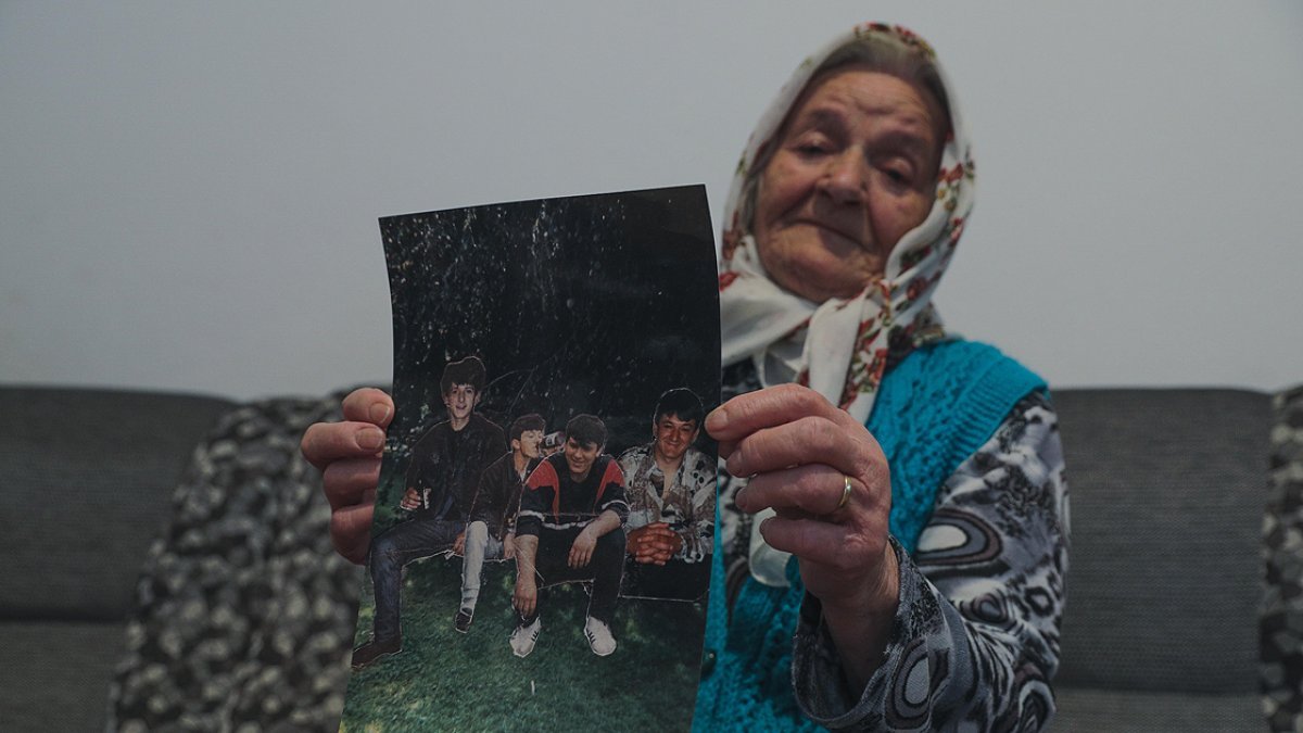 Srebrenitsa'da üç oğlunu şehit veren anne: O acıya dayanamıyorum
