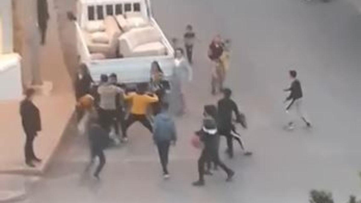 Antalya'da sokak ortasında, içinde kadınların da olduğu kavga çıktı