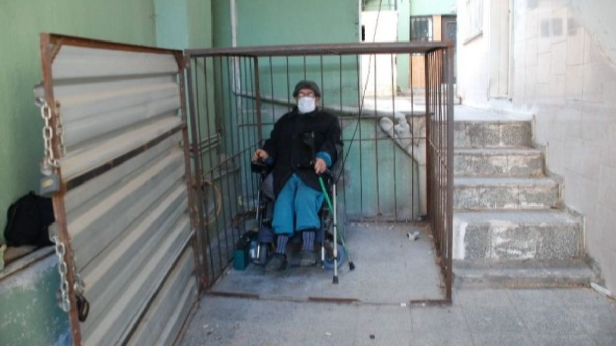 İzmir'de akülü sandalyenin şarj aletini çaldılar