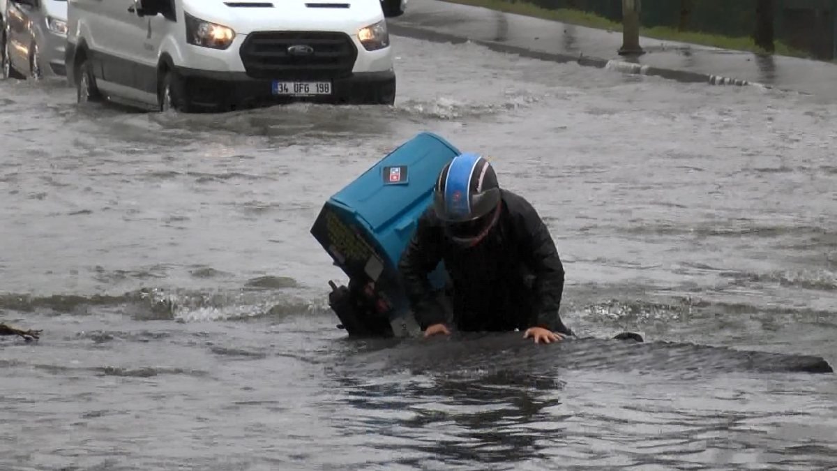 Bağcılar'da su borusu patladı, sürücüler zor anlar yaşadı