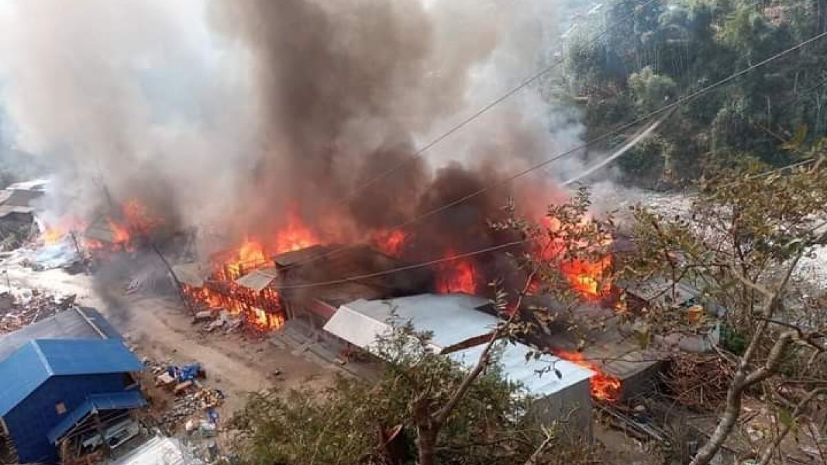 Nepal'de en az 40 ev, çıkan yangında kül oldu