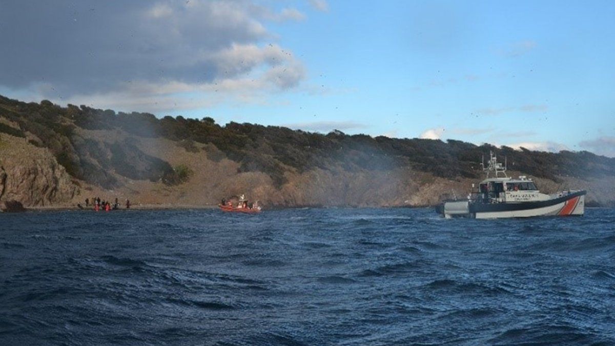 Ayvalık'ta adada mahsur kalan 33 sığınmacı kurtarıldı