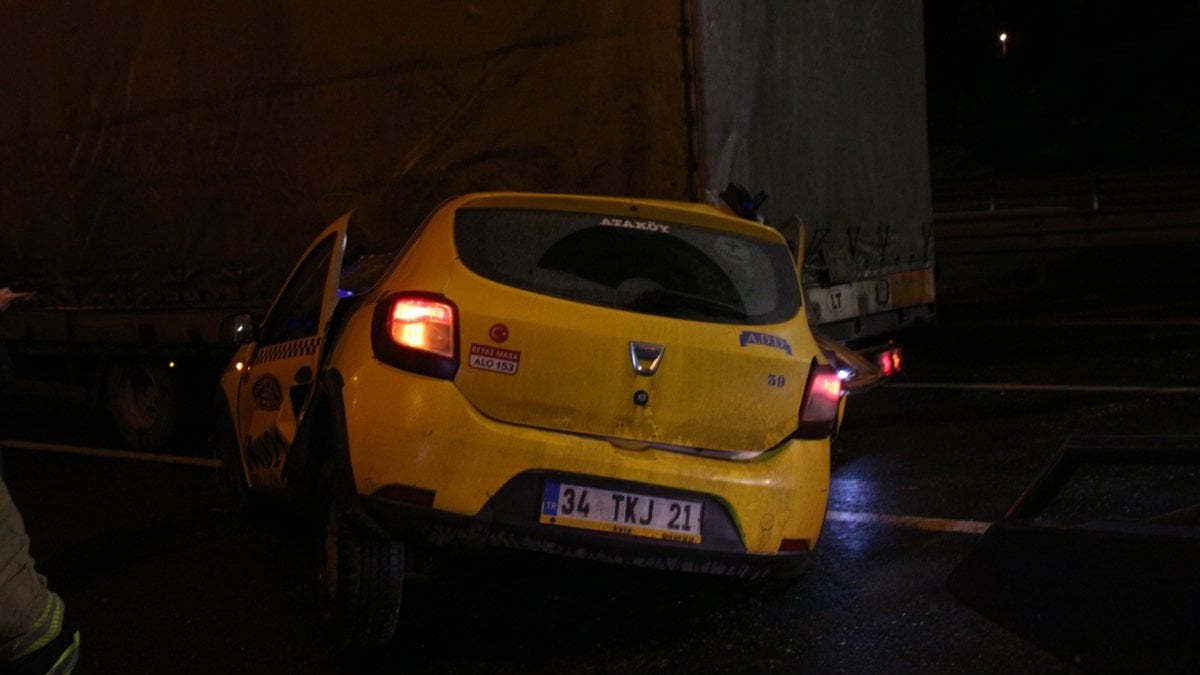 İstanbul'da taksi, tırın altına girdi