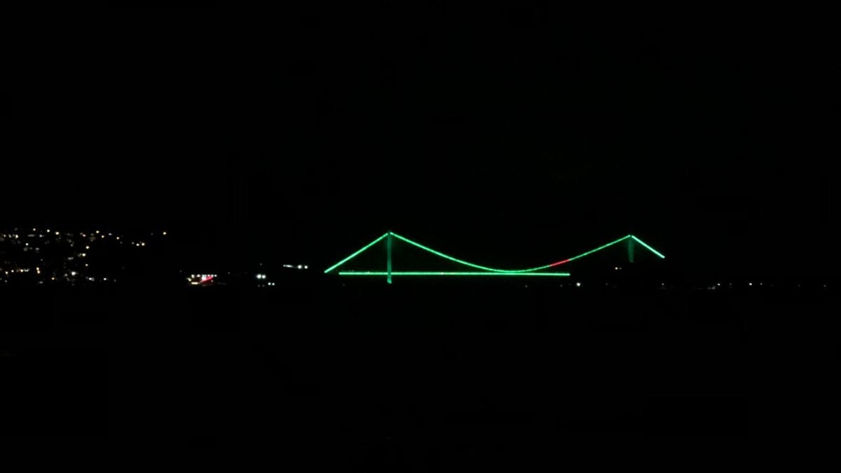 İstanbul'da köprüler yeşil renklerle aydınlatıldı