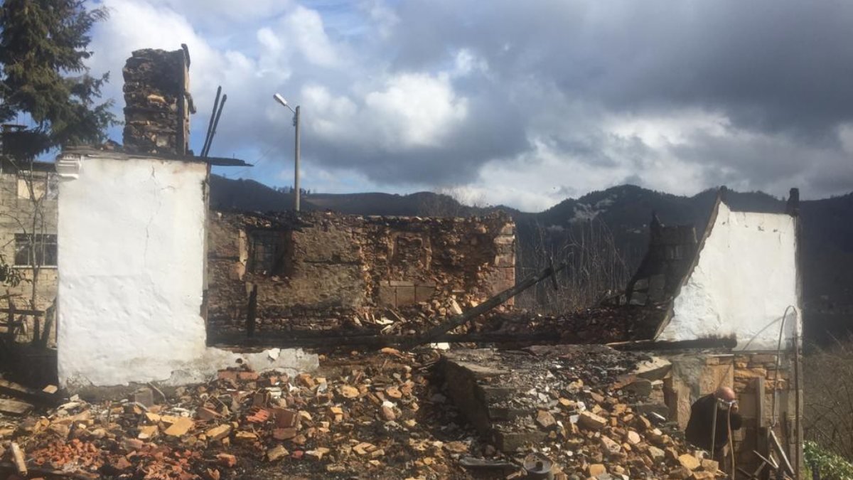Giresun'daki ailenin, dede ve baba yadigarı evleri yandı