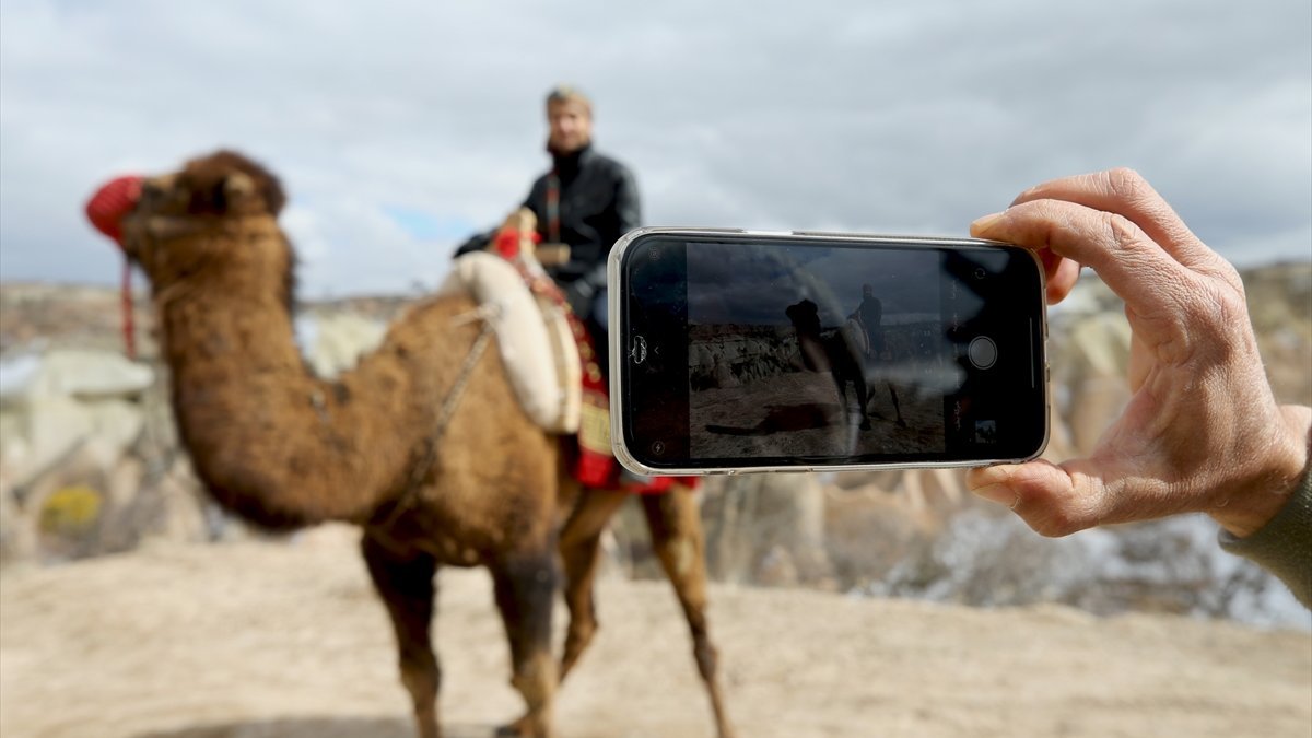 Balonlardan sonra turistler şimdi de Kapadokya'yı deve sırtında keşfediyor