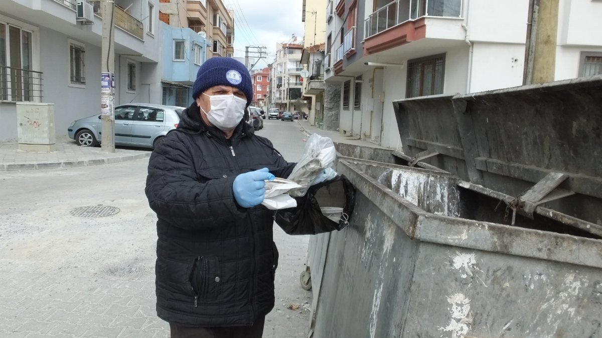 Balıkesir'deki gönüllü, yerlere atılan maskeleri topluyor
