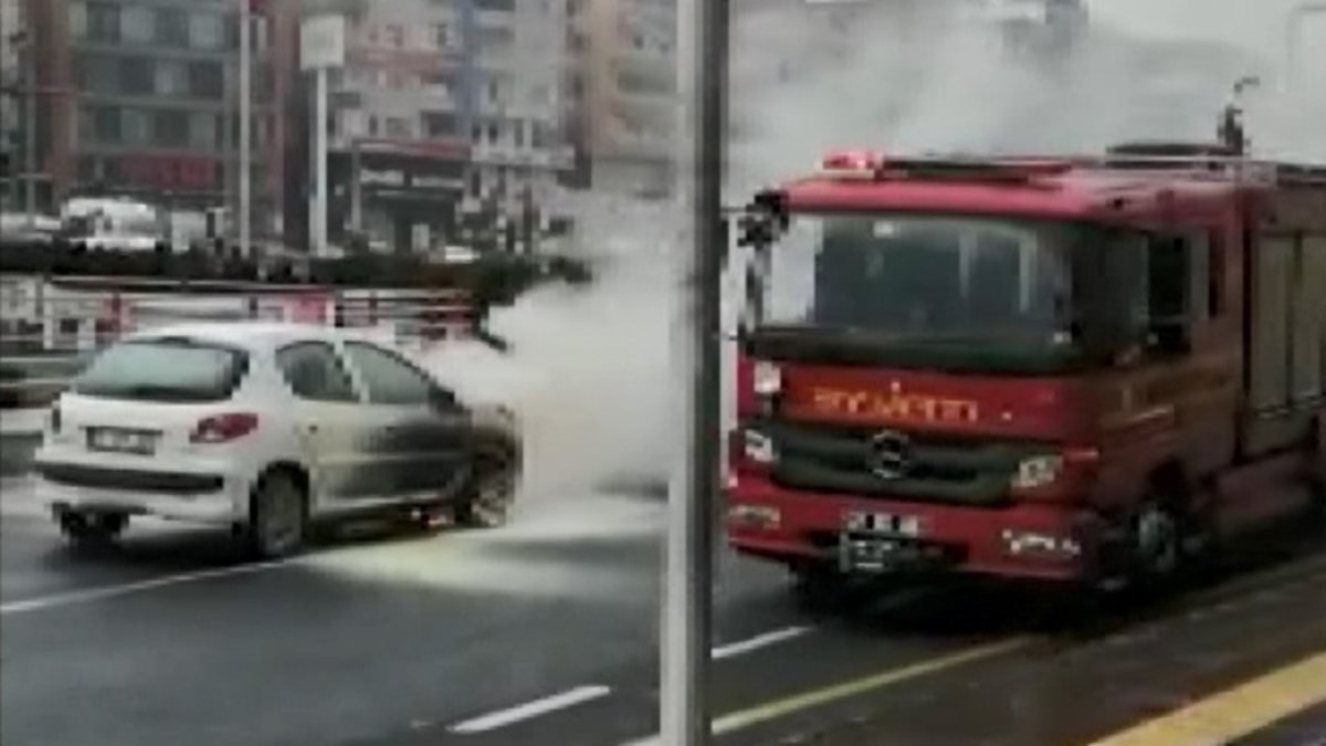 Diyarbakır'da caddede ilerleyen otomobil, alevlere teslim oldu