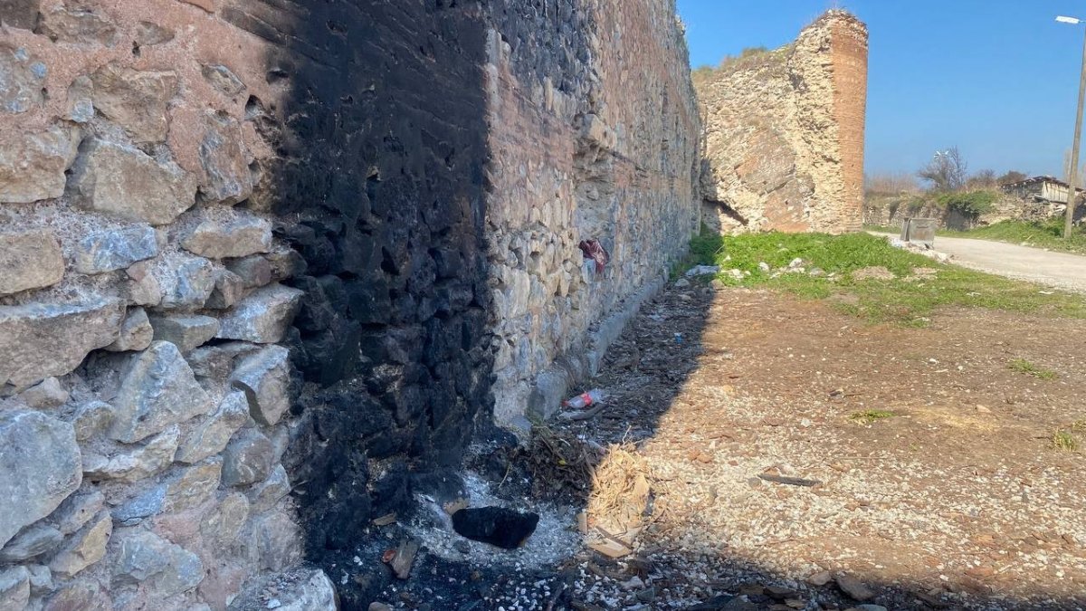 Bursa’da 2500 yıllık surlarda ateş yaktılar