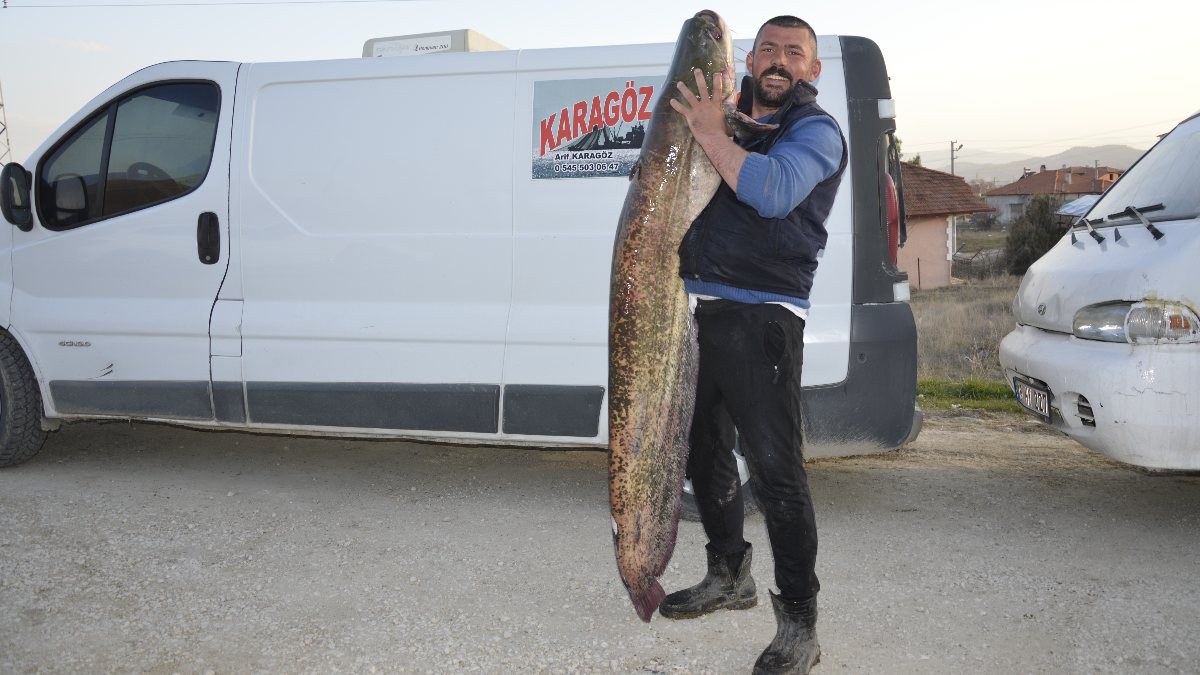 Burdur'da 2 metrelik yayın balığı yakaladı