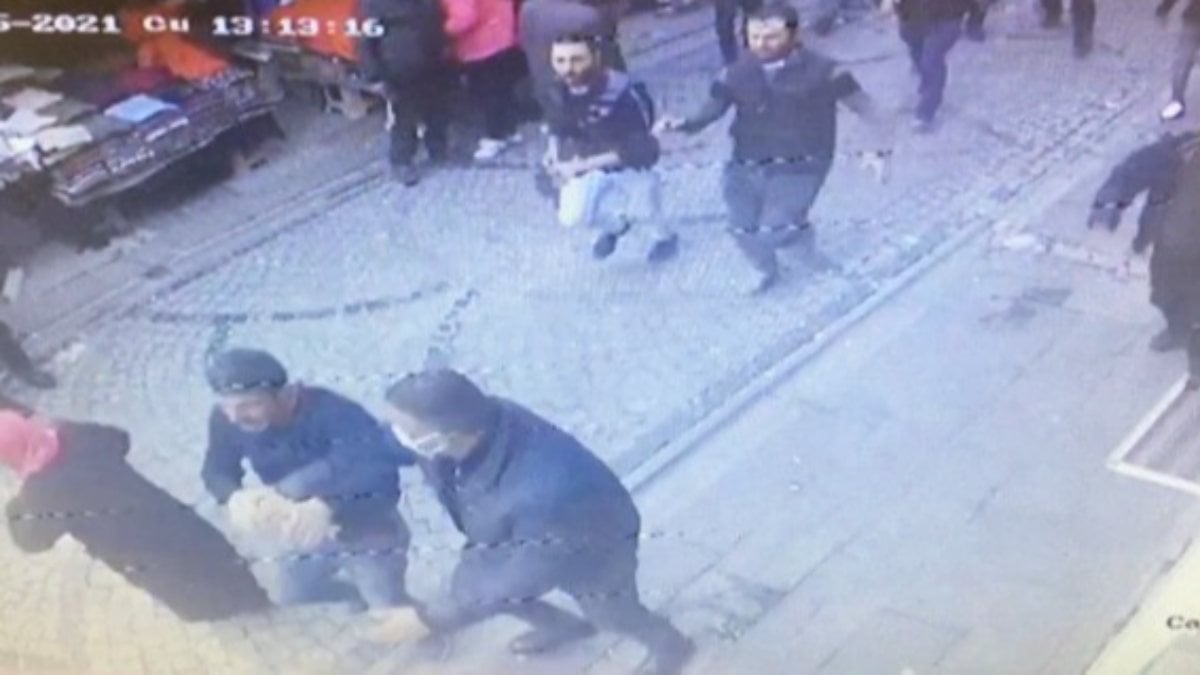 Eminönü’nde akraba esnafların müşteri kavgası:1 yaralı
