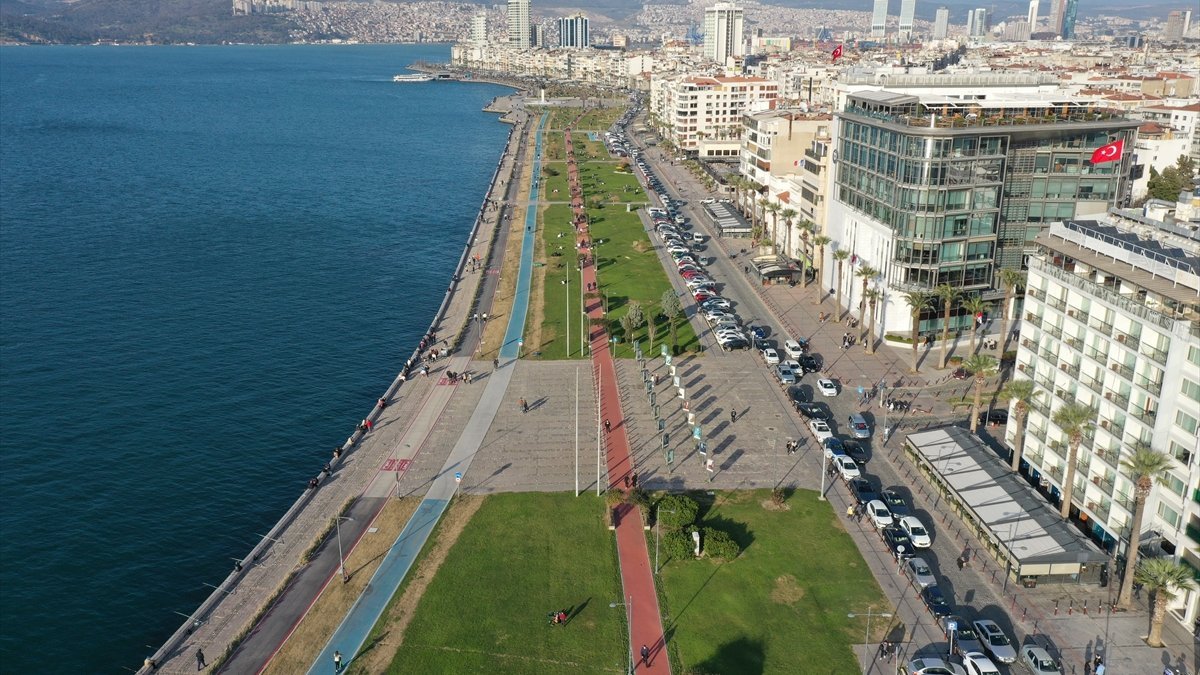 İzmir'de hava sıcaklığının artmasıyla sahilde yoğunluk gözlendi
