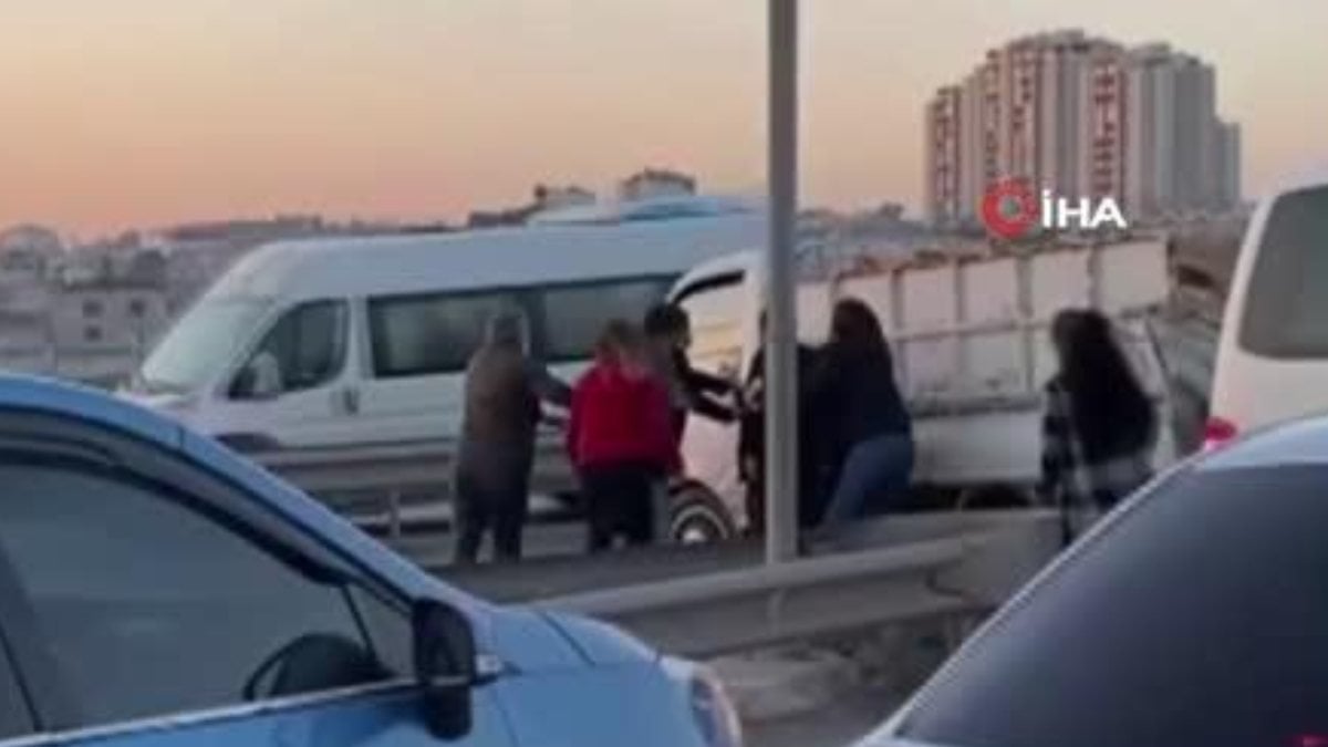 İstanbul'da aracın kapısını açıp, sürücüyü darbettiler
