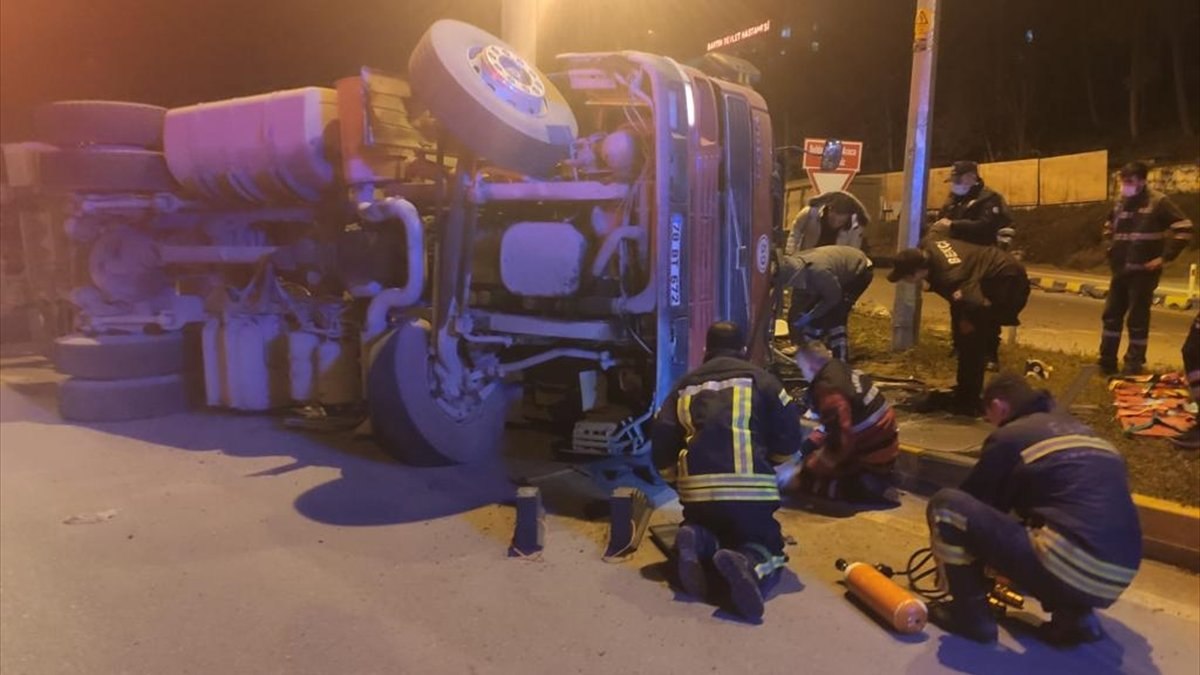 Bartın’da tır devrildi, şoförün kolu koptu