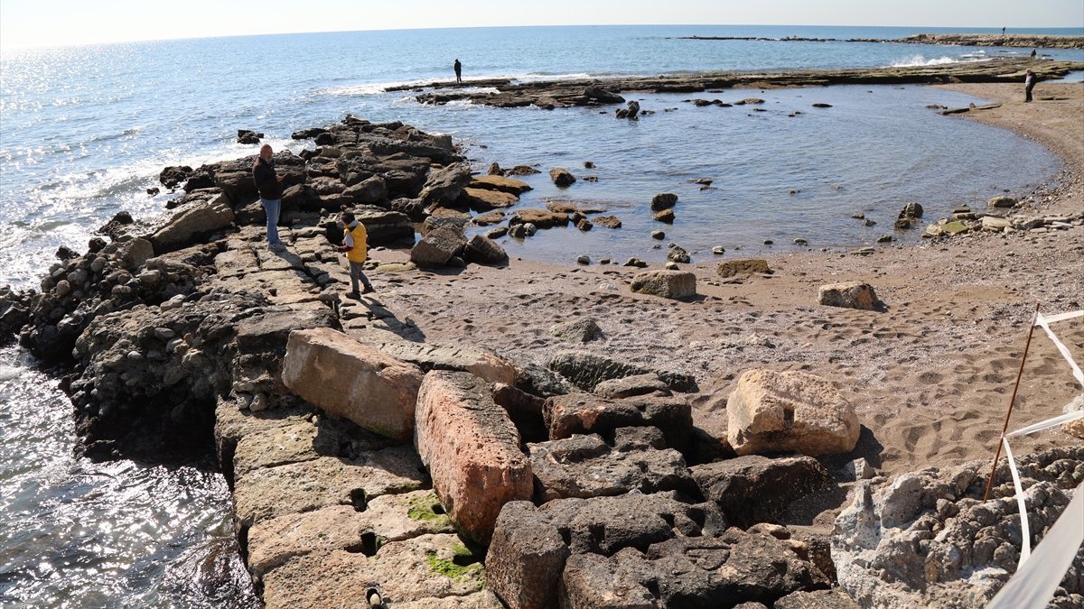 Mersin'de antik kentin limanı, deniz suyu çekilince ortaya çıktı