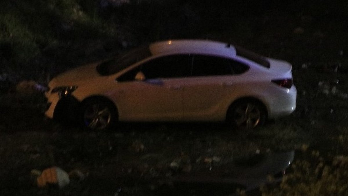 Adana'da otomobil dereye uçtu: 1 yaralı