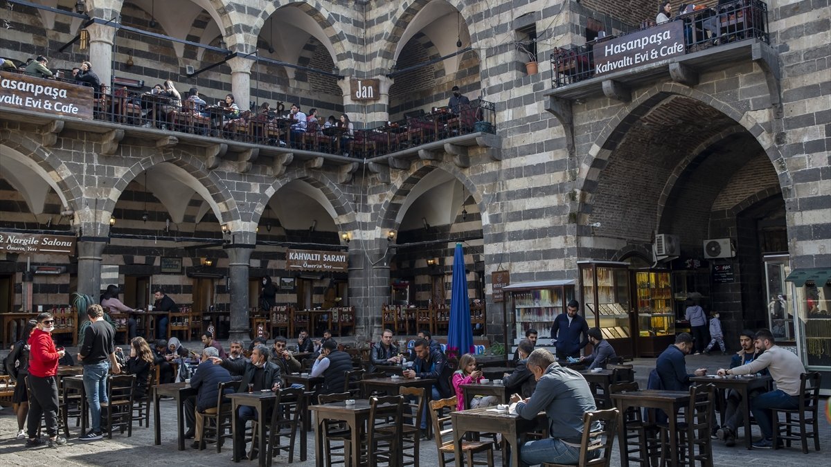 Diyarbakır'da kısıtlamasız ilk pazar hareketliliği