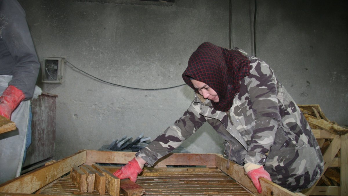 Afyonkarahisar'da tonluk mermerleri kadınlar işliyor
