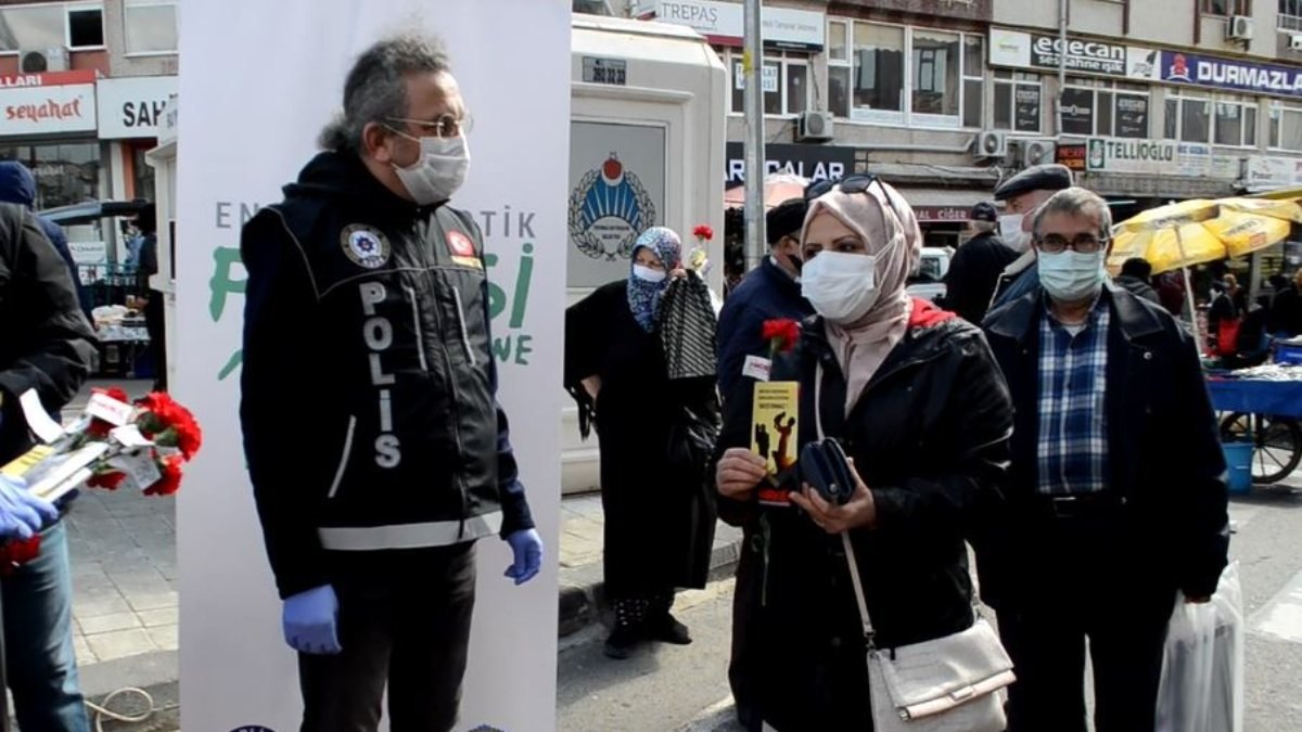 Tekirdağ'da kadınlara dağıtılan karanfil sırasına erkek de girdi