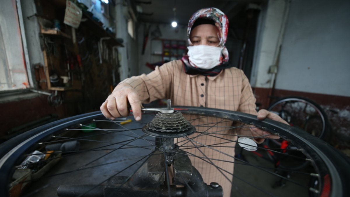 Düzce'de bisiklet tamiri yapan 'Emine usta'