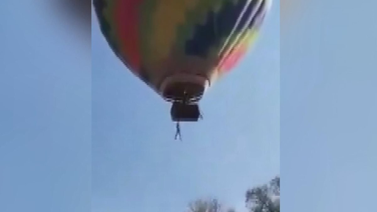 Meksika’da sıcak hava balonundan sarkan kişi, son anda kurtuldu