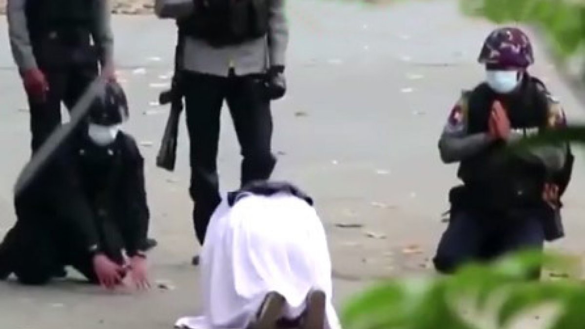 Myanmar'da bir rahibe polislerin önünde diz çöktü: Çocukları vurmayın