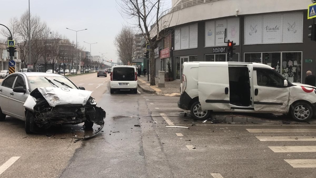 Bursa'da iki otomobil çarpıştı: 9 yaralı