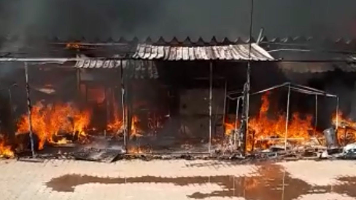 Antalya'da Suriyeli sera işçilerinin 7 barakası yandı