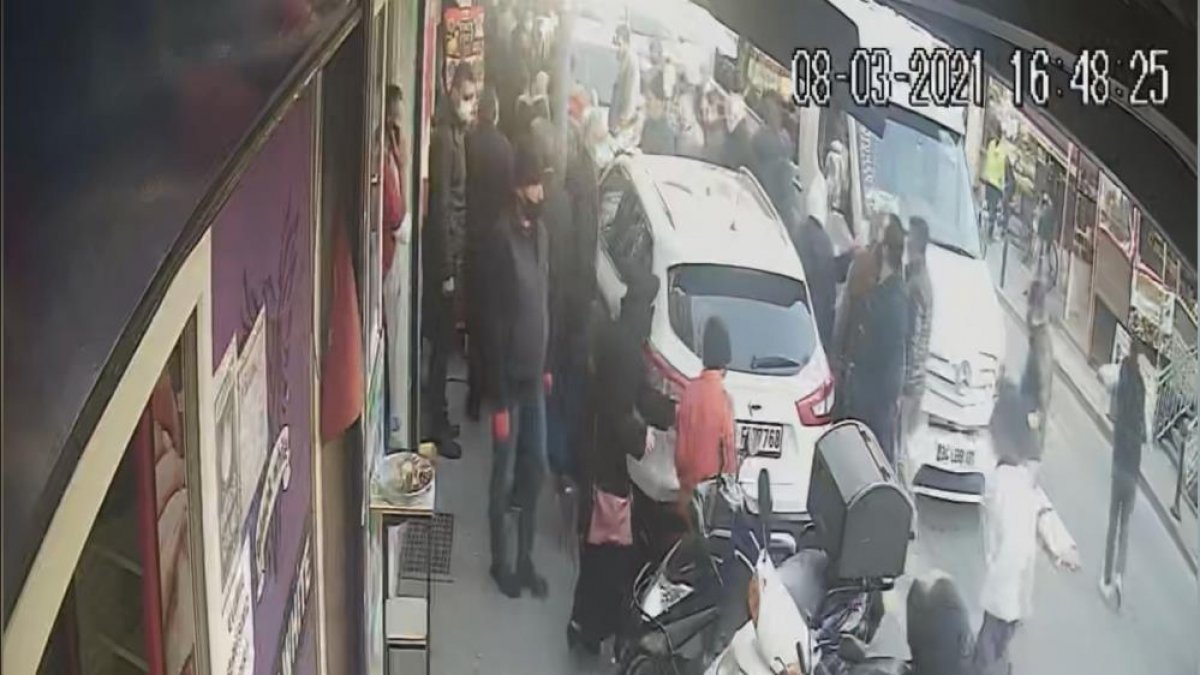 İstanbul’da yola atlayan çocuk, annesinin gözü önünde minibüsün altında kaldı