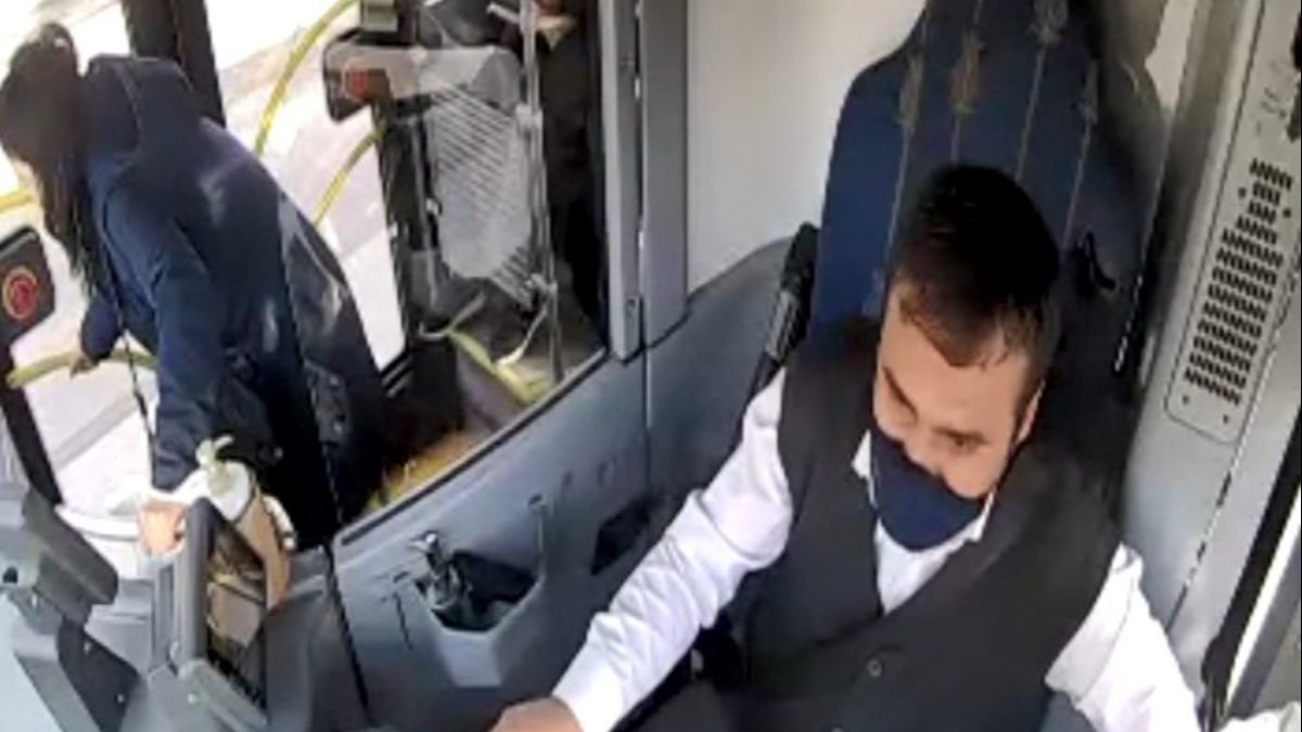Kocaeli'de fenalaşan yolcuyu otobüsle hastaneye götürdü