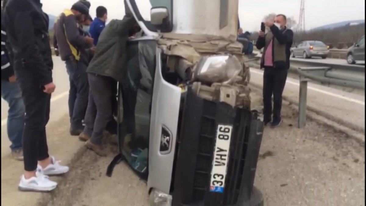 Bursa’da şoför takla atan aracın içinde sıkıştı