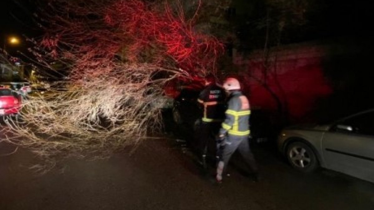 Hatay’da etkili olan fırtına araçlara zarar verdi