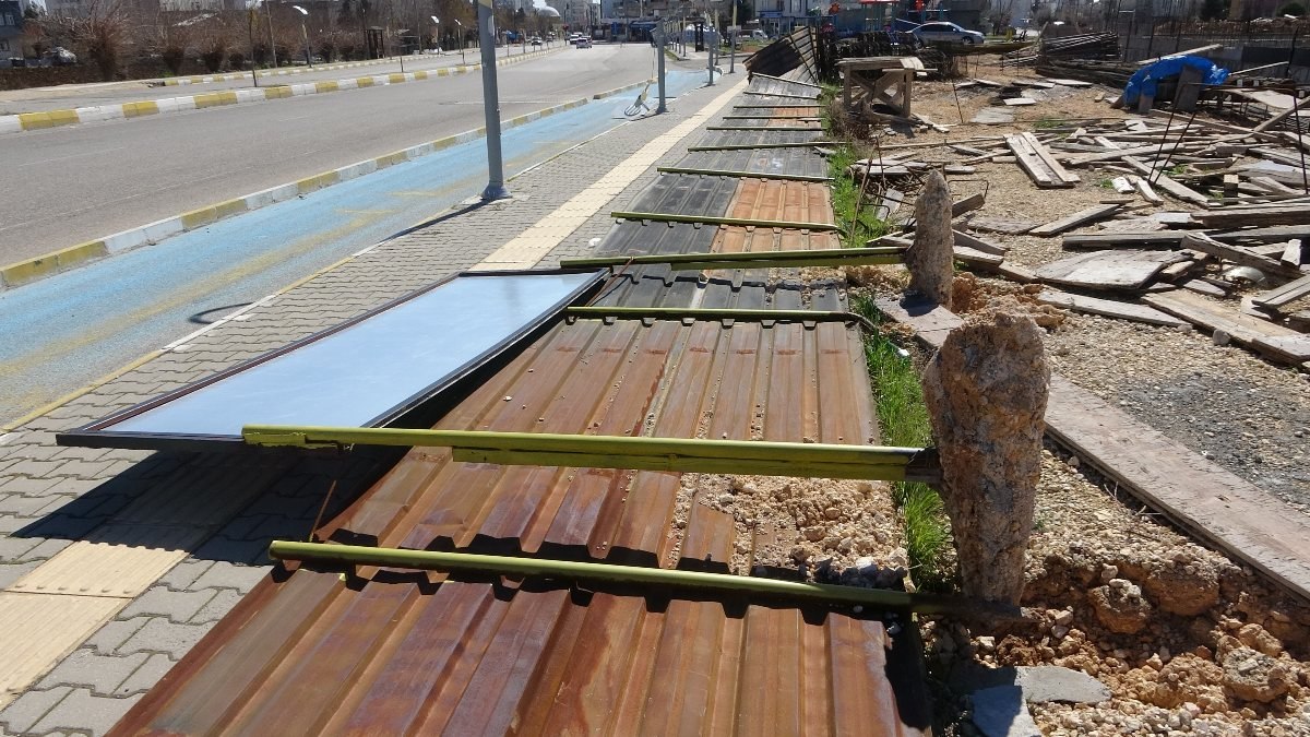 Adıyaman'da rüzgar ağaçları söküp çatıları uçurdu
