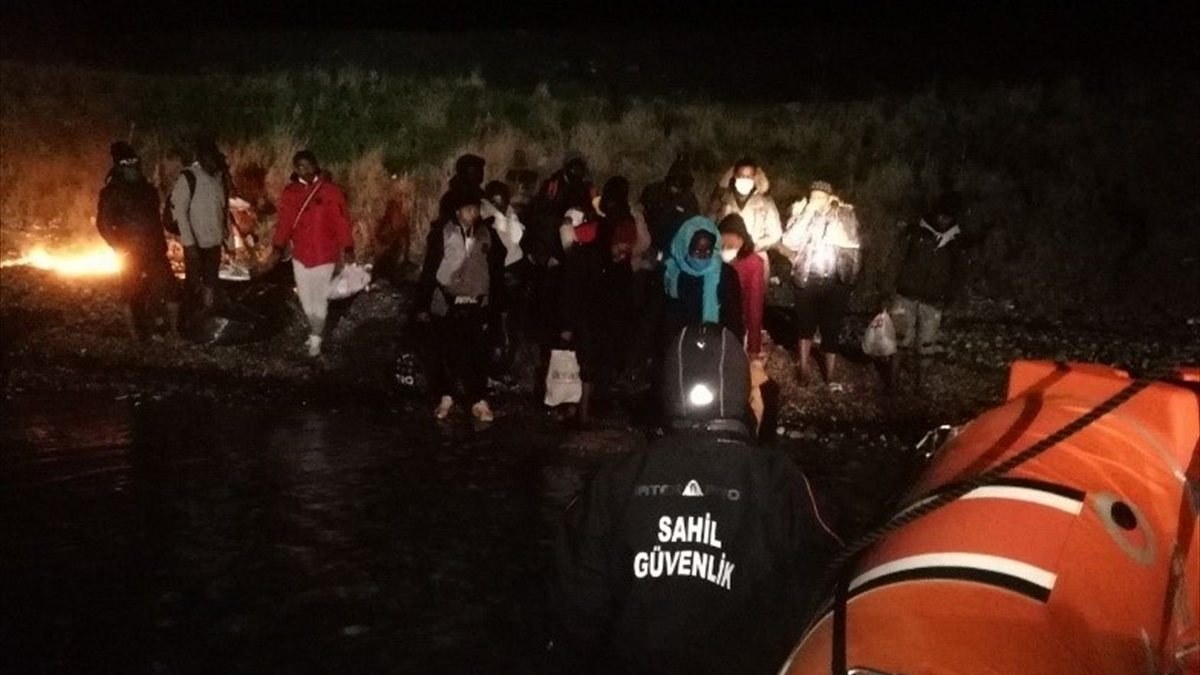 Balıkesir'de 27 göçmen kurtarıldı