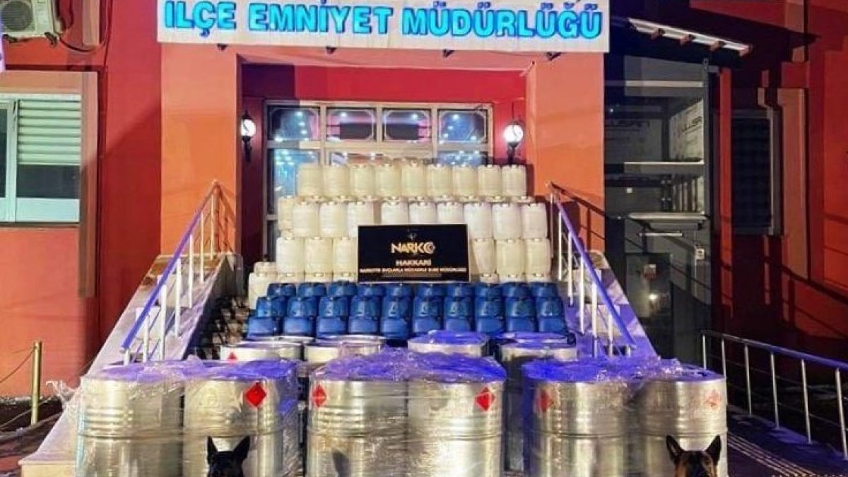 Bakan Soylu: Yüksekova'da 4 ton eroini üretecek asetik asit ele geçirildi