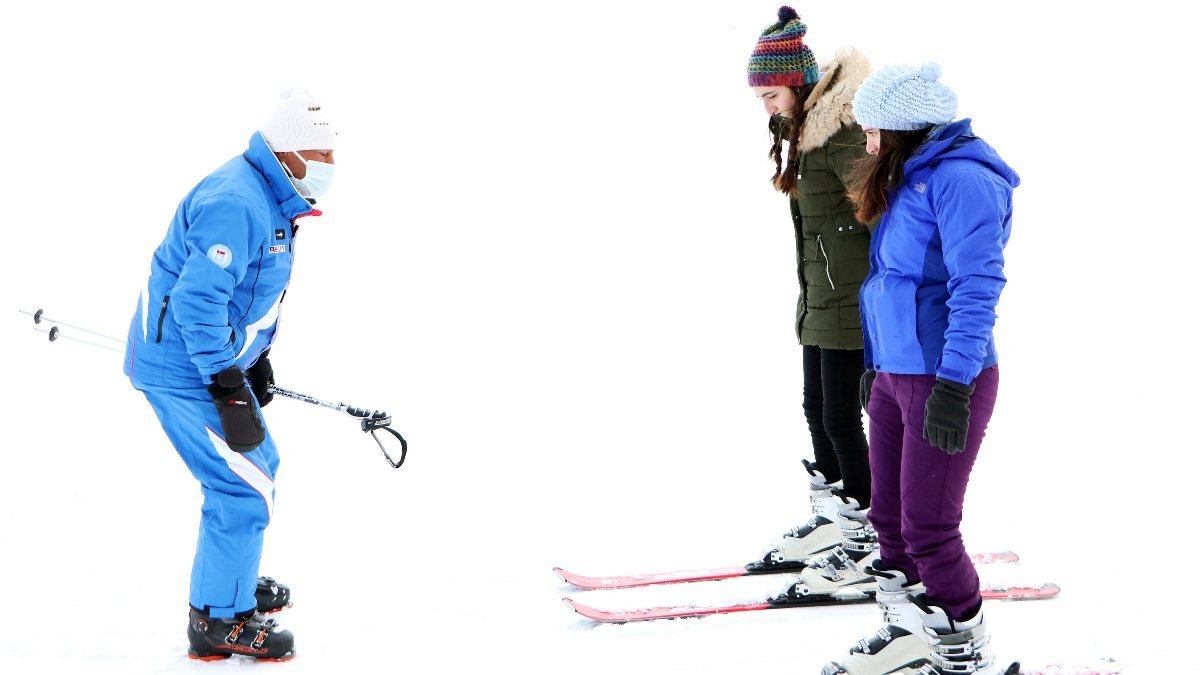 Erzurum'da 74 yaşındaki emekli eğitmen, 50 yıldır kayak öğretiyor