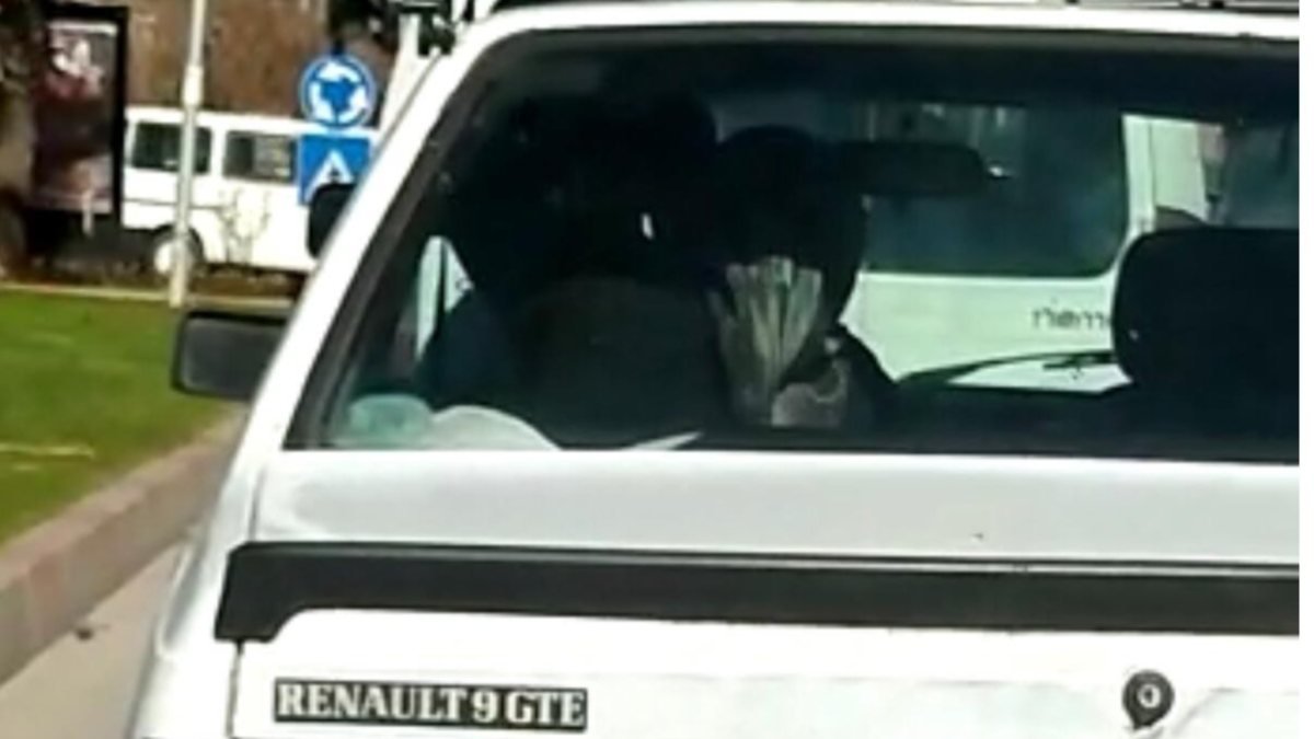 Adana’da arka koltukta oturan kadın şoförü yumrukladı